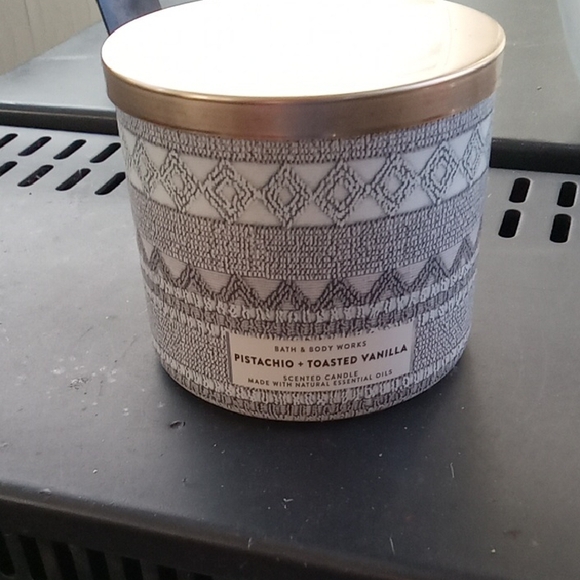 Bath & Body Works Pistachio Toasted Vanilla Candle - Picture 1 of 3